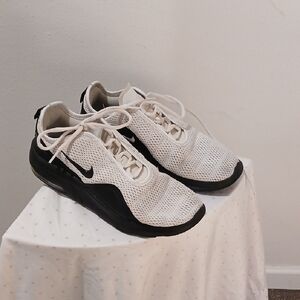 Nike Air Max Motion 2 Women's White Black Running Shoes Size 10 AO0352 100